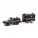 Cochesdemetal.es 1990 Chevrolet K5 Blazer Utica Policía New York + Remolque de Carga "Hitch & Tow Series 22" 1:64 Greenlight ...