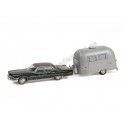 Cochesdemetal.es 1972 Cadillac Sedan DeVille + Caravana Airstream 16 Bambi "Hitch & Tow Series 24" 1:64 Greenlight 32240A