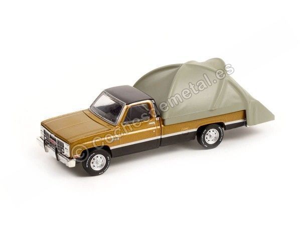Cochesdemetal.es 1984 GMC Sierra Classic + Carpa Moderna "The Great Outdoors Series 1" 1:64 Greenlight 38010C