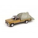 Cochesdemetal.es 1984 GMC Sierra Classic + Carpa Moderna "The Great Outdoors Series 1" 1:64 Greenlight 38010C