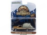 Cochesdemetal.es 1984 GMC Sierra Classic + Carpa Moderna "The Great Outdoors Series 1" 1:64 Greenlight 38010C