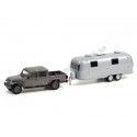 Cochesdemetal.es 2020 Jeep Gladiator + Caravana Airstream de doble Eje "Hitch & Tow Series 23" 1:64 Greenlight 32230B