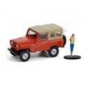 Cochesdemetal.es 1975 Nissan Patrol con Cubierta + Mochilero "The Hobby Shop Series 12" 1:64 Greenlight 97120A