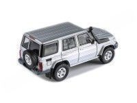 Cochesdemetal.es 2014 Toyota Land Cruiser LC76 Silver Pearl 1:64 Paragon Models 55312