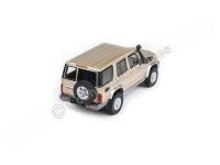 Cochesdemetal.es 2014 Toyota Land Cruiser 76 Vintage Gold 1:64 Paragon Models 55314