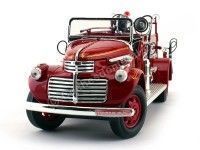 Cochesdemetal.es 1941 GMC Firetruck Camión de Bomberos Rojo 1:24 Lucky Diecast 20068