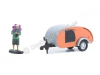 1956 Caravana Teardrop Trailer + Mochilero "Hitched Homes Series 13" Plateado/Naranja 1:64 Greenlight 34130F