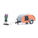 1956 Caravana Teardrop Trailer + Mochilero "Hitched Homes Series 13" Plateado/Naranja 1:64 Greenlight 34130F