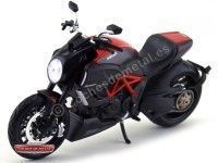 Cochesdemetal.es 2012 Ducati Diavel Carbon Roja 1:12 Maisto 31196 DU02