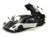 Cochesdemetal.es 2008 Pagani Zonda Cinque Blanco-Negro 1:18 Motor Max 79158