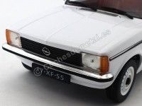 Cochesdemetal.es 1977 Opel Kadett C2 Dos Puertas Blanco 1:18 Triple-9 1800120