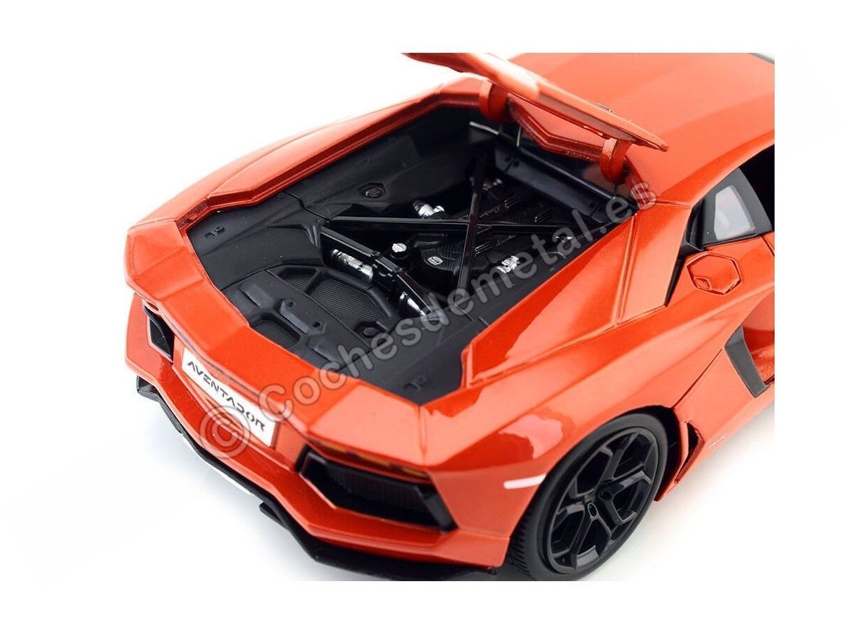 Bburago Lamborghini Aventador LP 700-4 orange 1:18 scale 11033