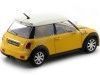 Cochesdemetal.es 2001 Mini Cooper S Amarillo-Blanco 1:24 Bburago 22124