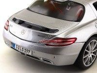 Cochesdemetal.es 2010 Mercedes-Benz SLS AMG Gullwing Gris 1:18 Maisto 31389