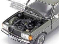 Cochesdemetal.es 1980 Mercedes-Benz 200 (W123) Green Metallic 1:18 Dealer Edition B66040654