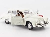 Cochesdemetal.es 1950 Wolga Gaz-12 (Zim) Crema 1:24 Lucky Diecast 24212