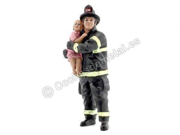 Cochesdemetal.es Figura de Resina "Bombero Salvando una Vida" 1:18 American Diorama 77460