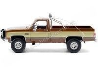 Cochesdemetal.es 1982 GMC K-2500 Sierra Grande Wideside "Fall Guy" Marrón/Oro 1:18 Greenlight 13560