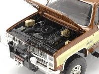 Cochesdemetal.es 1982 GMC K-2500 Sierra Grande Wideside "Fall Guy" Marrón/Oro 1:18 Greenlight 13560