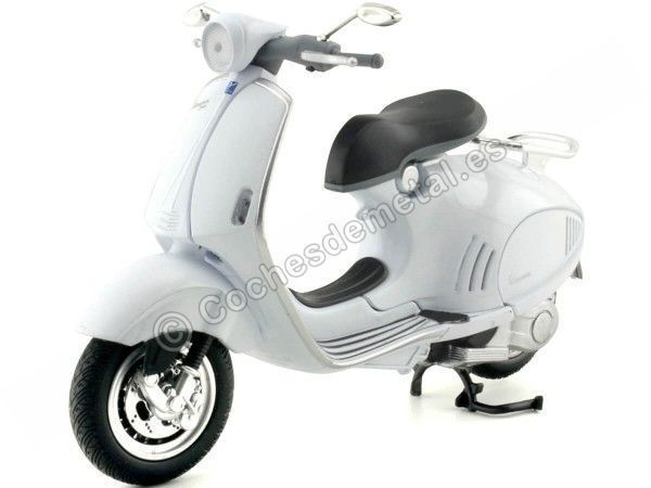 Cochesdemetal.es 2017 Vespa 946 Blanca 1:12 NewRay 57613